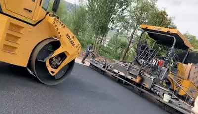 半岛平台道路机械助力丽江某县城路面“白改黑”提质升级