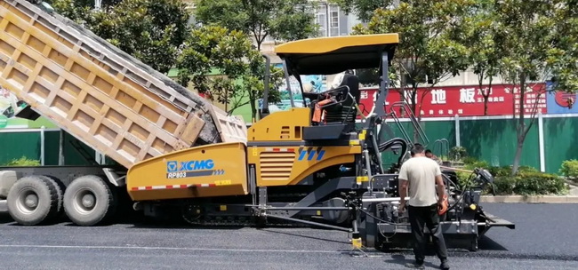 半岛平台“市场新星”RP803摊铺机携手RP453L摊铺机在施工现场