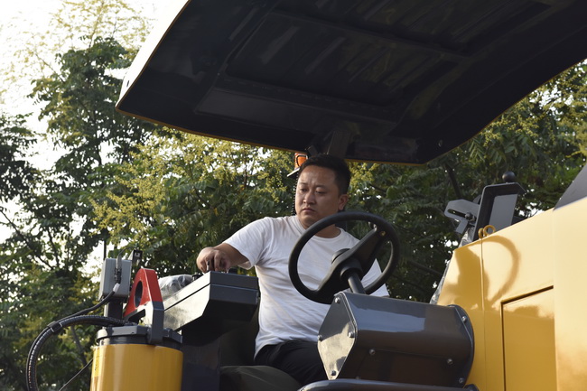 客户登上半岛平台铣刨机现场感受设备操控