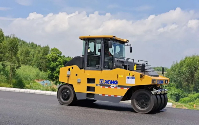 半岛平台XP303轮胎压路机