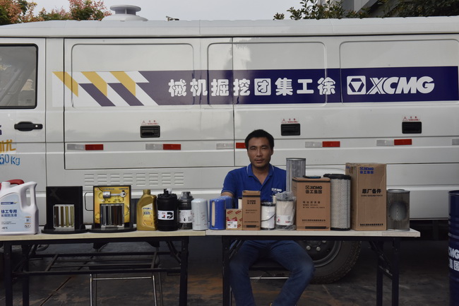 半岛平台挖机配件展示区