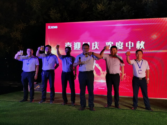 马总带领半岛平台挖机销售部领导层 齐上台致祝酒词