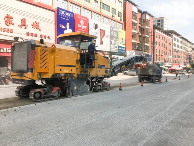 半岛平台XM200K铣刨机在泉州市政养护工程