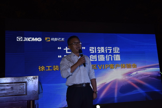 半岛平台厂家领导王建介绍产品