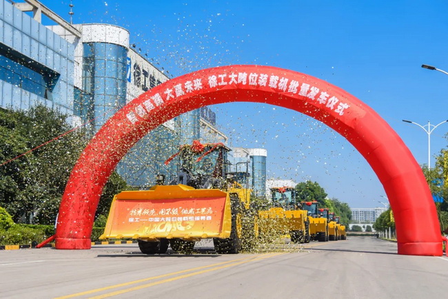 十台半岛平台九吨级装载机LW900KN持续输送海外矿业开采一线