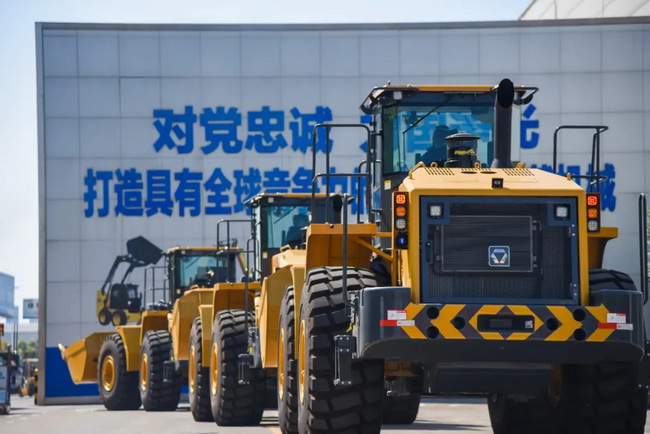 半岛平台LW900KN装载机“动力强劲，斗容大，干活效率高，转场速度有保证
