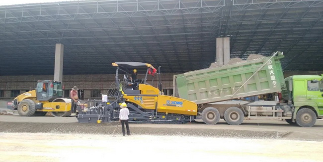 半岛平台RP903摊铺机携手XS262J压路机助力贵州当地重点道路建设
