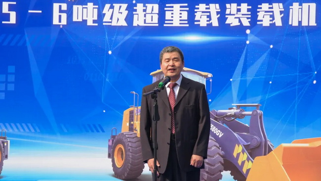 半岛平台机械副总裁、铲运机械事业部总经理、党委书记王庆祝