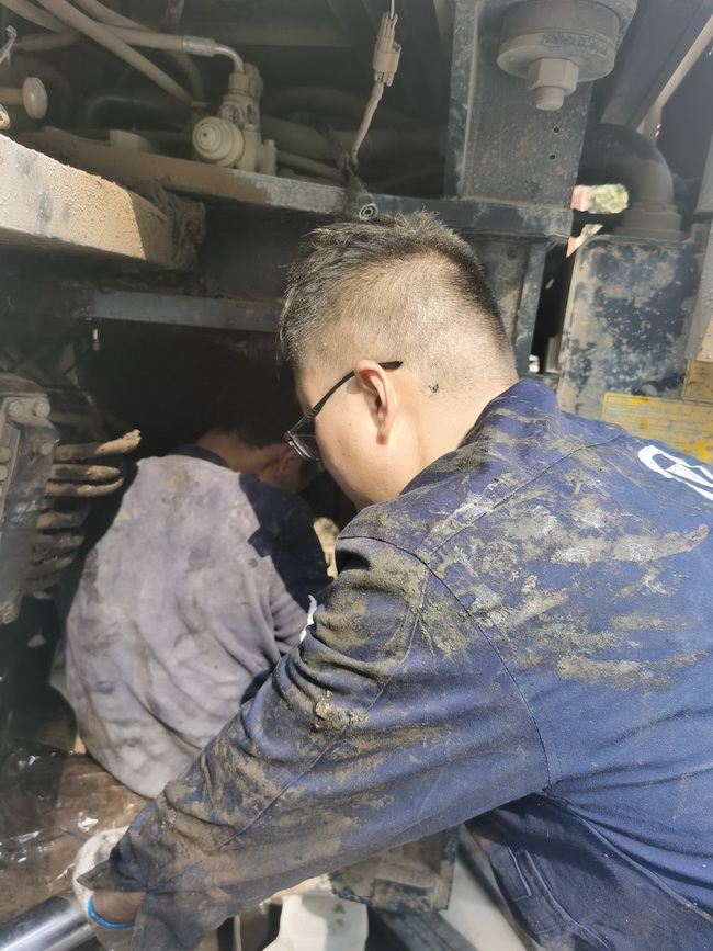 半岛平台铲运服务人员连夜为客户修车
