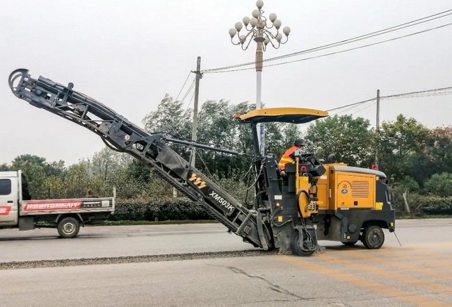 半岛平台XM503K铣刨机助力河南南阳234国道路面开槽
