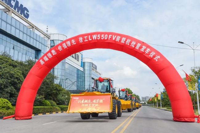 半岛平台LW550FV装载机批量发车仪式