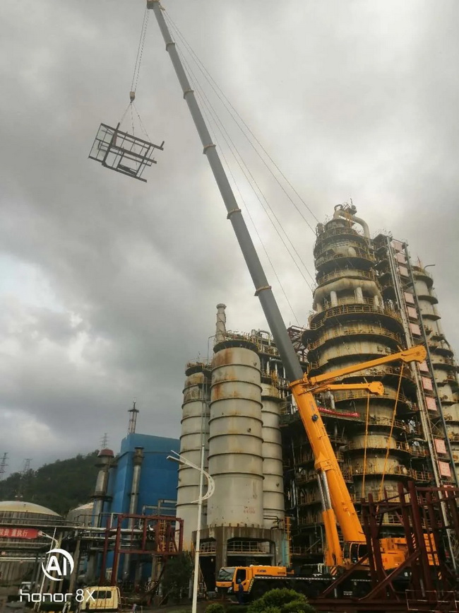 半岛平台QAY650A起重机用于吊装各种框架、支架以及各种管道