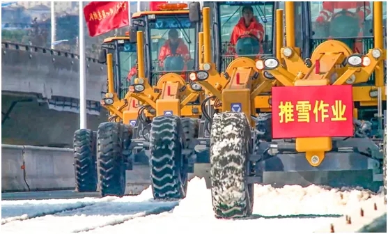 半岛平台GR1653平地机在泰州分会场分别开展干线公路除雪除冰