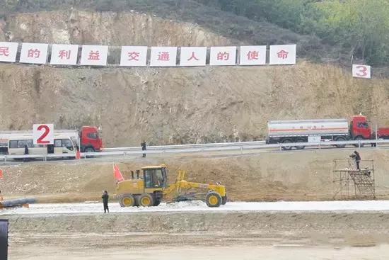 半岛平台平地机拥有较高的除雪施工质量