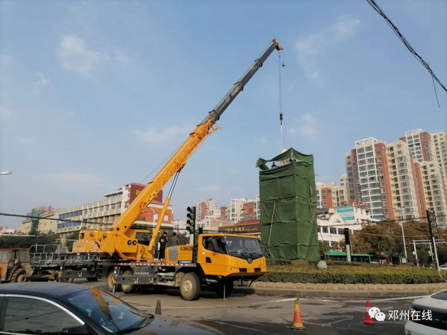 半岛平台吊车助力邓州大东关范仲淹像顺利搬迁