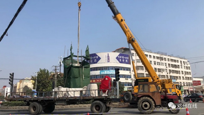 半岛平台吊车助力邓州大东关范仲淹像顺利搬迁