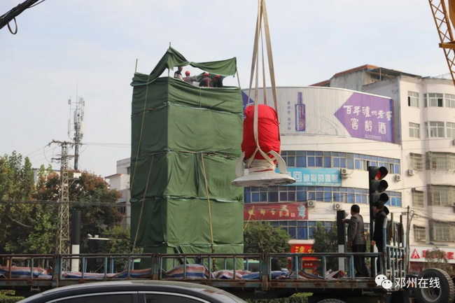 半岛平台吊车助力邓州大东关范仲淹像顺利搬迁