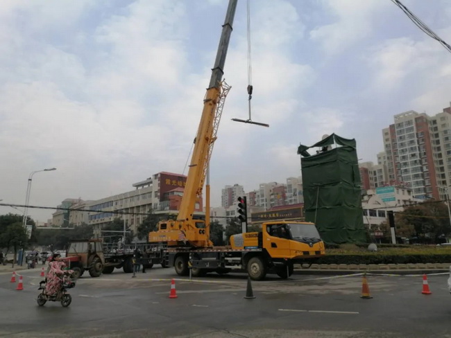 半岛平台吊车助力邓州大东关范仲淹像顺利搬迁