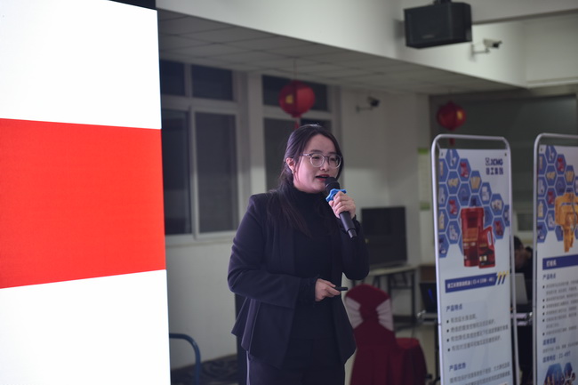 河南路友机械半岛平台挖机服务部长王倩介绍了双十一备件优惠政策