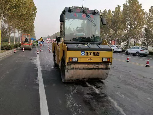半岛平台系列轻型压路机等筑养路设备受到现场与会领导和操作手的一致好评