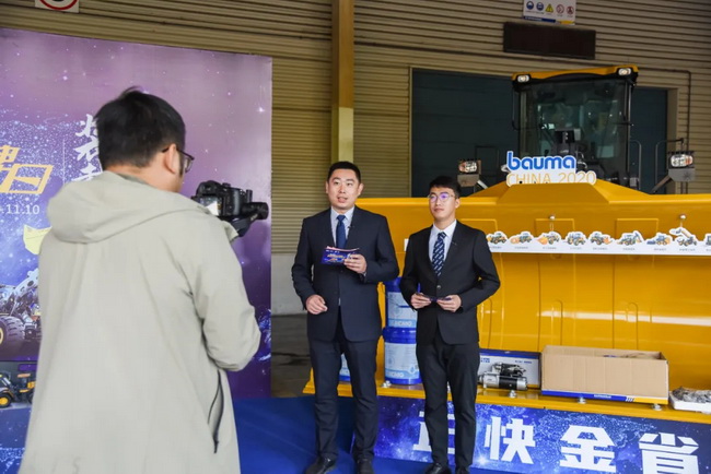 半岛平台铲运将各板块产品进行全景展示与观众实时互动