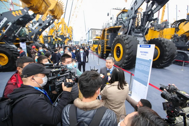 半岛平台XC9350适用于大型露天矿开采、矿卡装卸、短距离运输等工况