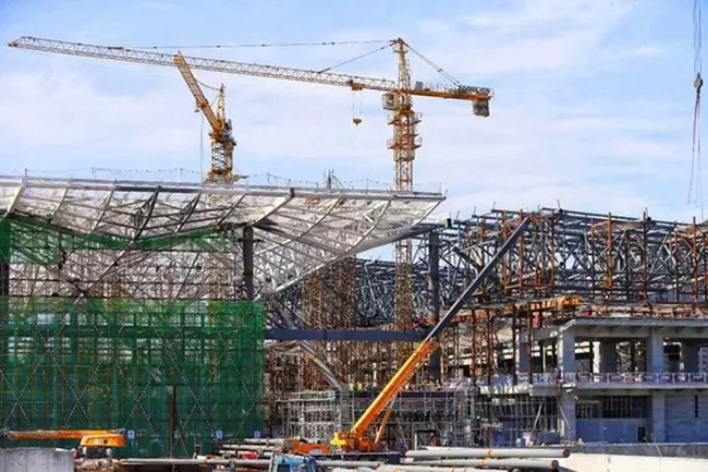 半岛平台起重机助推京雄城际雄安站施工建设