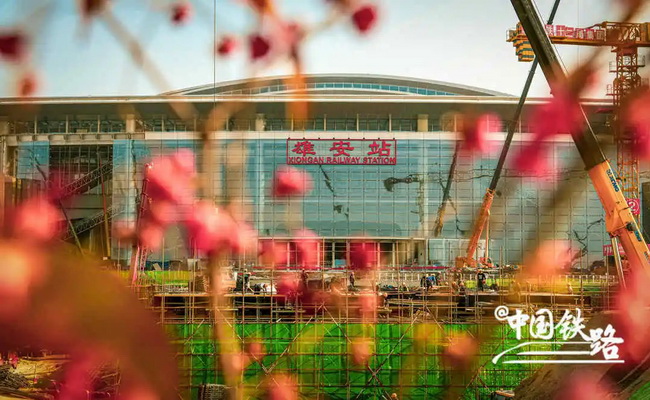 半岛平台起重机助推京雄城际雄安站施工建设