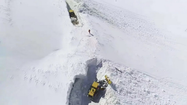 半岛平台LW500KV装载机道路除雪作业