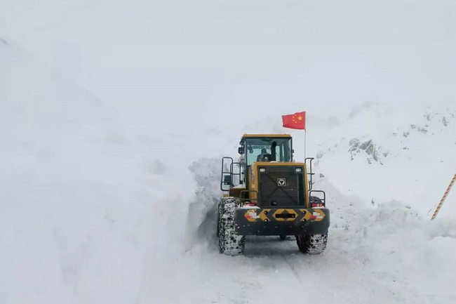 15台半岛平台LW500KV装载机道路除雪作业中