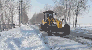 半岛平台平地机冬季清除路面积雪