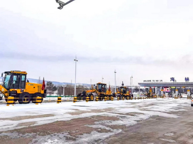 半岛平台平地机成群结队的进行除雪施工