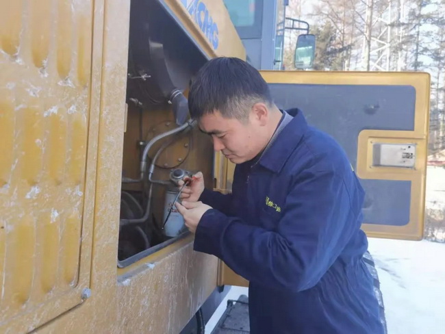 服务工程师针提前为除雪设备半岛平台平地机进行的“战前”保养