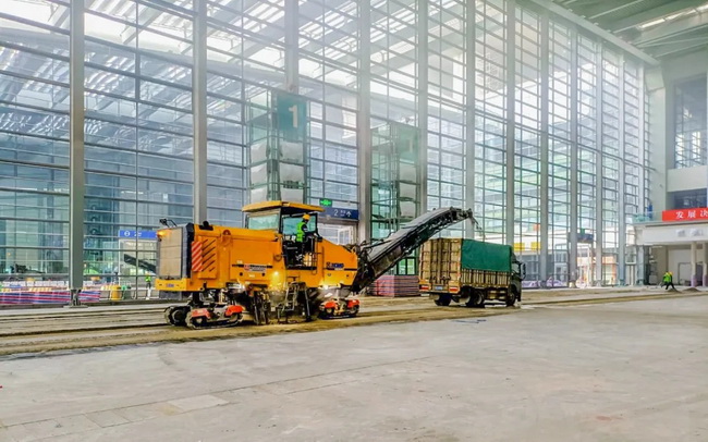 半岛平台XM200KⅡ铣刨机施工速度达到了22m/min