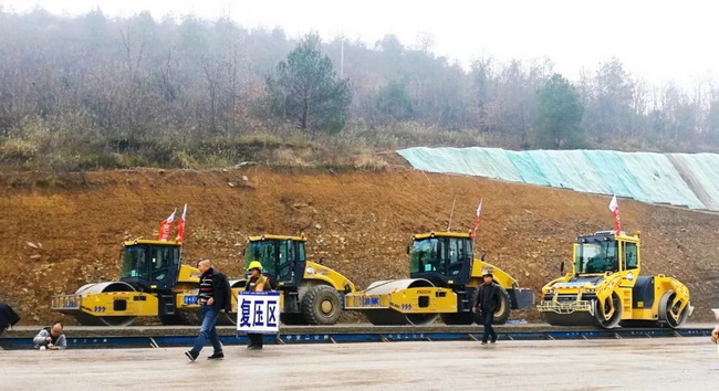 半岛平台成套道路机械助力贵黄高速建设