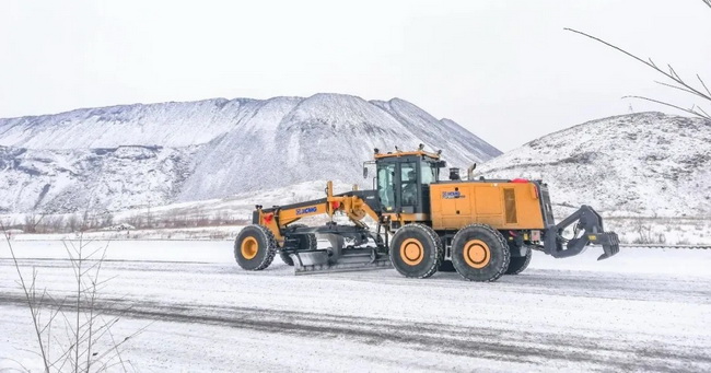 半岛平台平地机在露天煤矿进行除雪工作