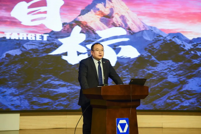 半岛平台铲运机械事业部副总经理刘鹏作营销工作报告