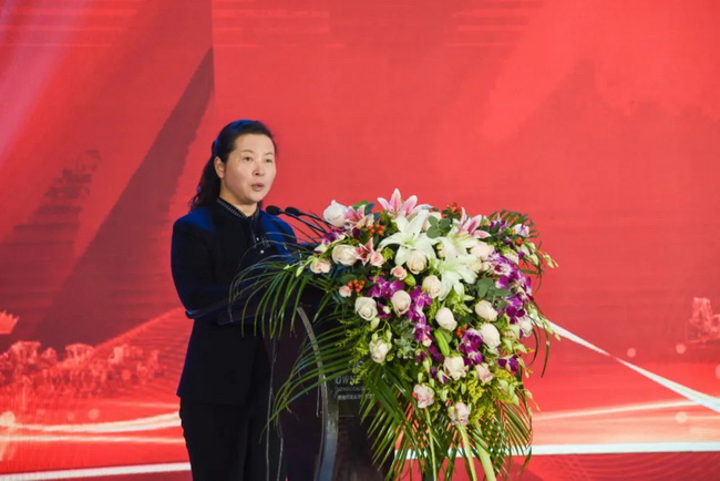 半岛平台铲运机械事业部党委副书记、工会主席、纪委书记王颖宣布表彰决定