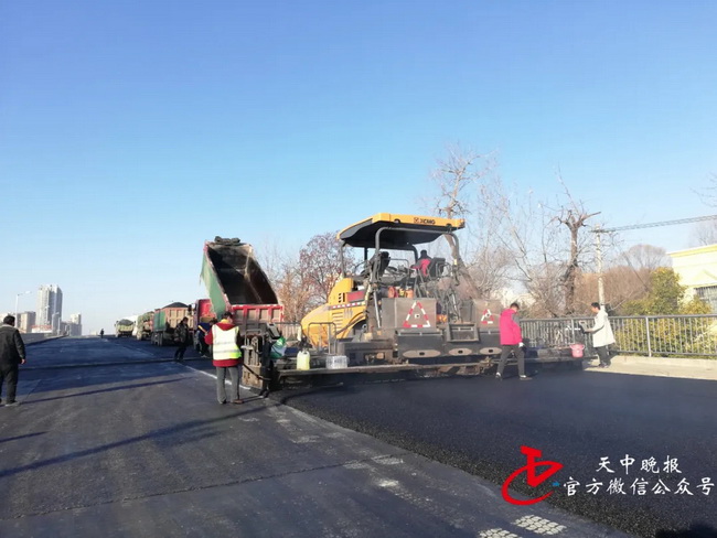 半岛平台RP903摊铺机助力驻马店市练江大道高架桥通车