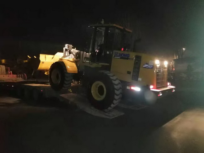 半岛平台LW500FV装载机深夜交车