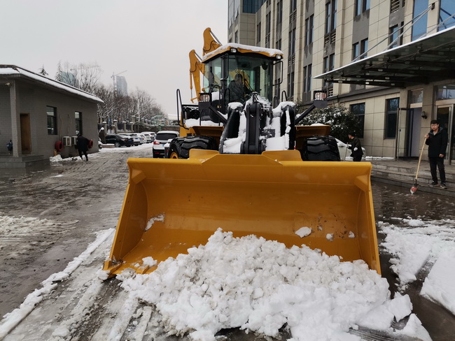 半岛平台装载机助力河南路友机械道路安全畅通