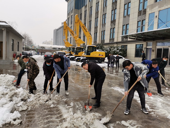 半岛平台装载机在河南路友机械进行除雪工作