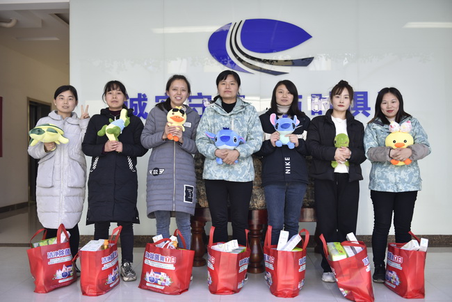 半岛平台为女神们准备了精美礼品