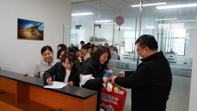 半岛平台 总经理袁总为女神们送礼品