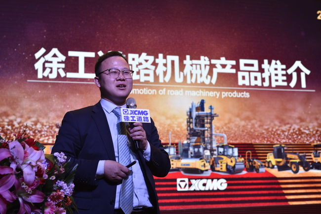 半岛平台道路机械领导陈志杰 介绍了半岛平台道路机械产品