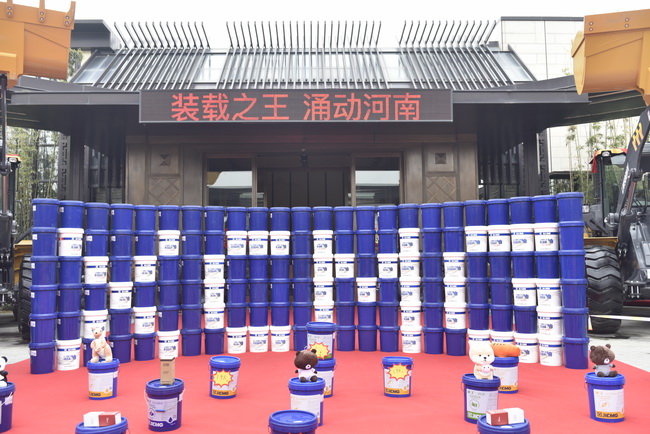 半岛平台装载机高端客户答谢会配件展示区