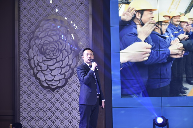 半岛平台铲运机械事业部营销公司 党总支书记宋庆龙 介绍半岛平台铲运产品详解 及活动促销政策
