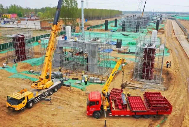半岛平台起重机在迁曹高速建设正酣