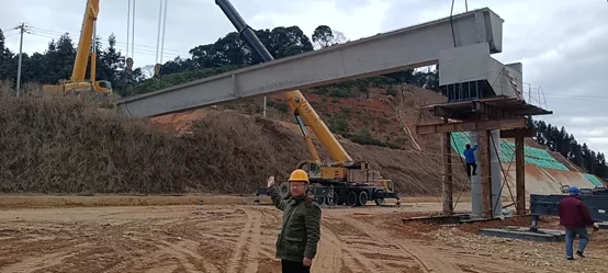 半岛平台起重机在莆炎高速执行吊装任务