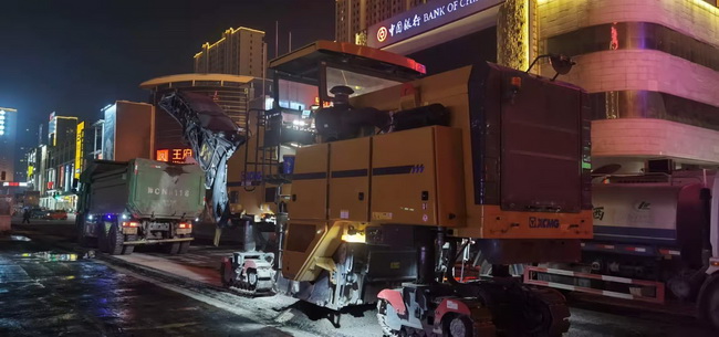 半岛平台道路机械组团施工
